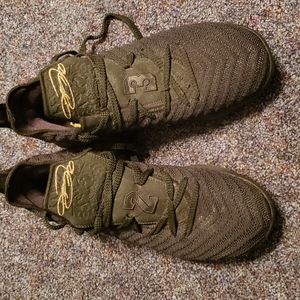 Labron James Basketball shoes youth